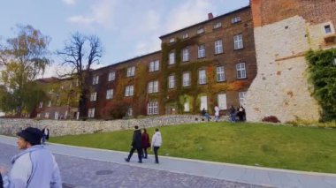 Krakow, Polonya - 16 Kasım 2019: Wawel kraliyet kalesinin avlusunda turistler