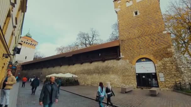 Krakow, Polen - 16 nov 2019: försvarsmurar och torn i gamla stan — Stockvideo