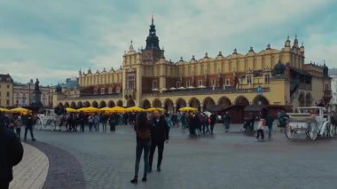 Krakow, Polonya - 16 Kasım 2019: turistler eski kasaba meydanını doldurdu