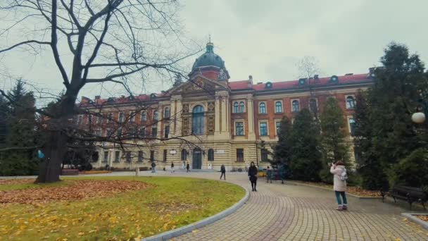 Krakau, Polen - 16 nov 2019: mooie entree van de Universiteit van Economie — Stockvideo