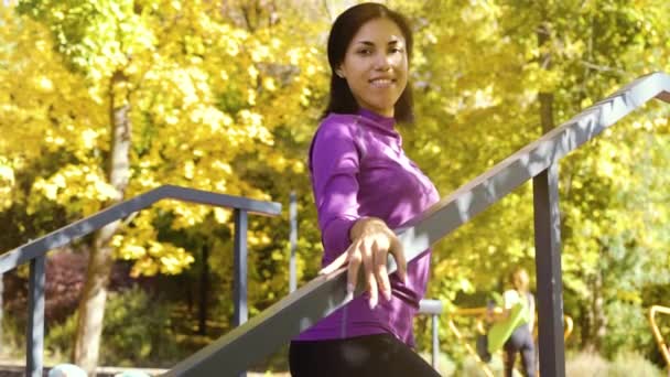 Liebenswertes weibliches Model posiert im Herbst auf Sportplatz — Stockvideo