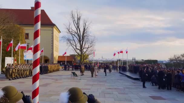 ポーランドのクラクフ- 11月16 、 2019:王室城の兵士に旗を与える大統領 — ストック動画
