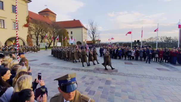 ポーランド・クラクフ2019年11月16日：王宮での休日に行進する兵士 — ストック動画