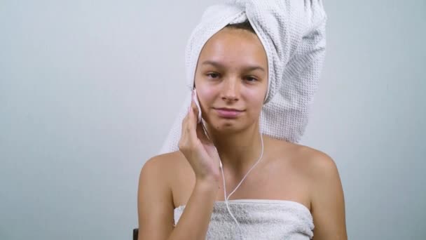 Chica feliz haciendo procedimientos de cuidado de la piel después de la ducha — Vídeos de Stock