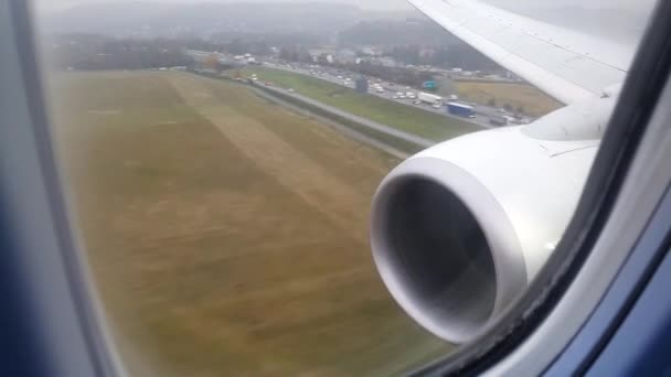 Vliegtuig dat over de snelweg vliegt en op de landingsbaan landt — Stockvideo