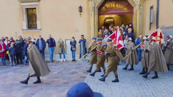 Krakau, Polen - 16 nov 2019: soldaten marcheren met wapens in koninklijk kasteel — Stockvideo