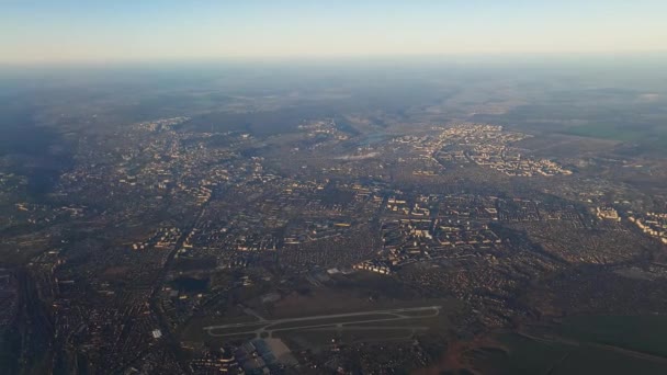 Volando alto sobre la pista del aeropuerto y la gran ciudad — Vídeo de stock