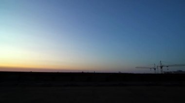 Geceleri çatıda dans eden ikililerin siluetleri