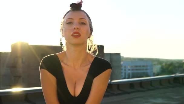 Schöne blonde Mädchen, das Modetanz auf dem Dach bei Sonnenuntergang aufführt — Stockvideo