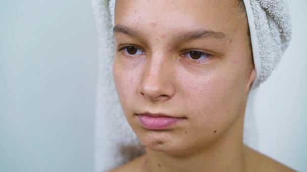 Zamyślony nastolatek po prysznicu patrząc na bok — Wideo stockowe