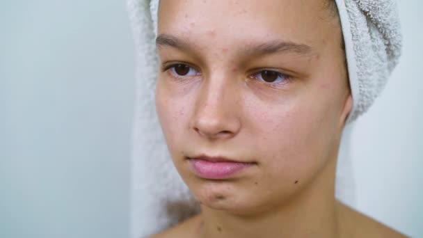 Pensive teenager after shower looking aside — Stockvideo