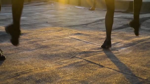 Gambe femminili che ballano all'aperto al tramonto — Video Stock