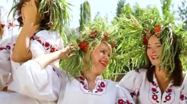 Çiçekli daireler ve yazları dışarıda gülen etnik kıyafetler içinde mutlu mankenler.