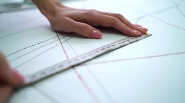 Terzinin elleri kıyafet kalıplarında mezura kullanıyor.