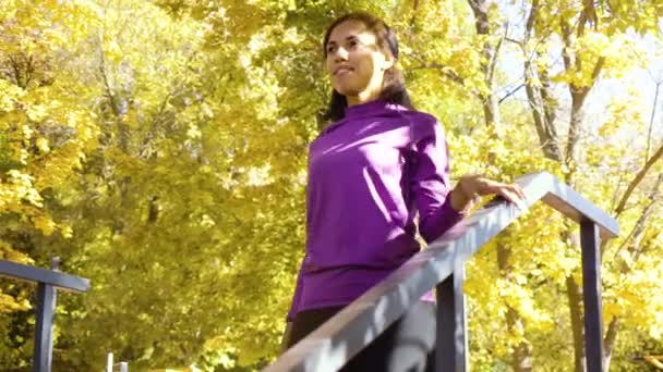 Чорна жіноча модель в спортивному одязі позує на вулиці восени — стокове відео