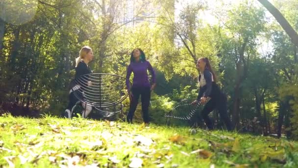 Aktivní dívky ve sportovním oblečení na kopci ve veřejném parku — Stock video