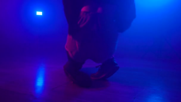 Сексуальная девушка в порванных колготках трясет добычей в темном туманном интерьере с фонариками — стоковое видео