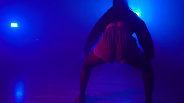 Attraktive Brünette in zerrissenen Strumpfhosen twerking in nebligen Nachtclub — Stockvideo