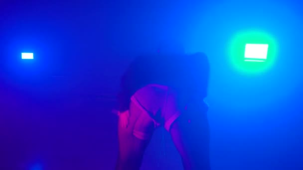 Sexy morena caliente sacudiendo botín y abofeteando a sí misma en la niebla discoteca — Vídeo de stock