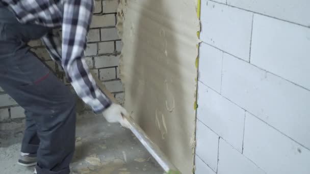 Constructor profesional poniendo yeso en la pared del bloque y nivelándolo con regla — Vídeos de Stock