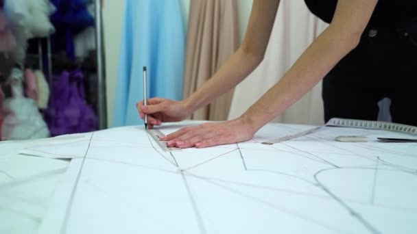 Vestidor talentoso dibujo patrón de ropa en el taller de moda — Vídeos de Stock