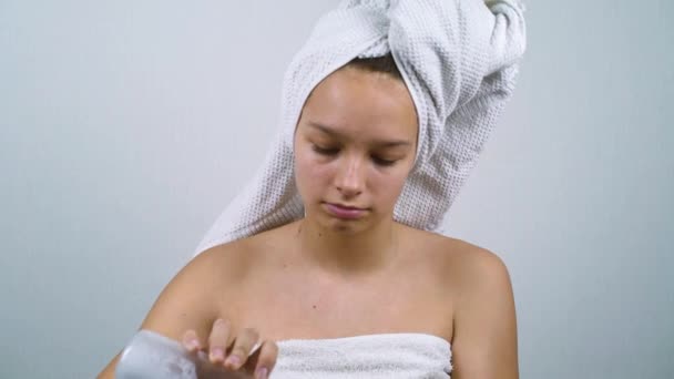 Time lapse teen girl avec des problèmes d'acné nettoyage visage avec lotion après le bain — Video