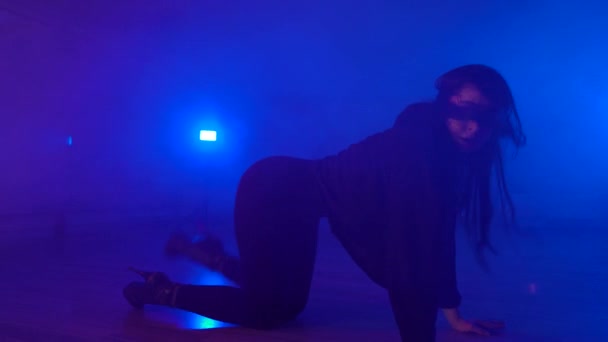 Adorable brune exécutant une danse passionnée dans un studio sombre brumeux — Video