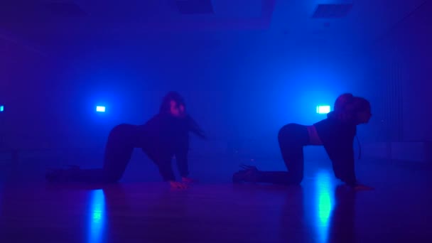 Sexy dance duo in black outfits performing on floor in dark studio — 图库视频影像