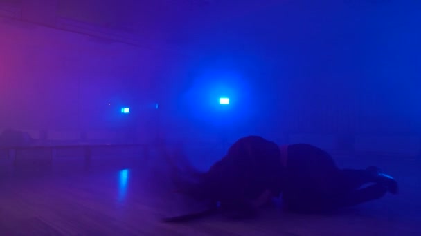 Glamor brunett utför heta drag i mörk dansstudio — Stockvideo