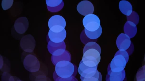 Bokeh luzes de tons azuis se movendo para cima no fundo preto — Vídeo de Stock
