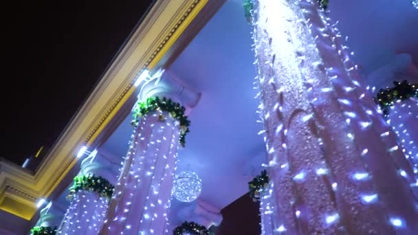Entree colonnade versierd met blauwe lichten 's nachts — Stockvideo