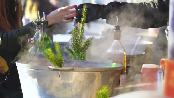 Puesto de vino caliente en el mercado de Navidad — Vídeos de Stock