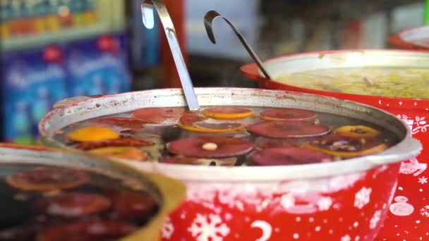 Miski z grzanym winem na jarmarku świątecznym — Wideo stockowe