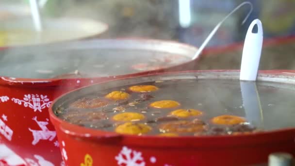 Steamy mulled wine in big bowls on Christmas market — 图库视频影像
