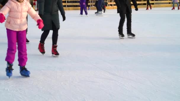 Patinadores disfrutando de deportes de invierno en pista de patinaje sobre hielo — Vídeos de Stock