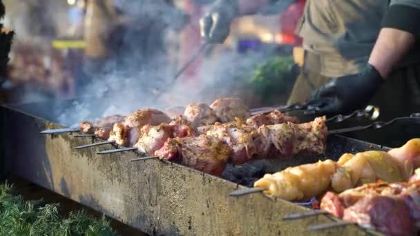 Grilling meat and corn on Christmas holiday market — Stock Video