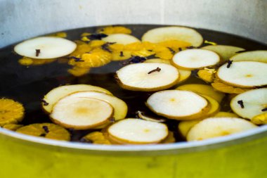 Noel pazarında meyve ve baharatla sulanmış elma şarabı.