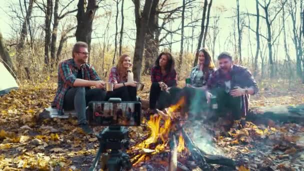 Glada bloggare spela in resor vlog från lägret i skogen — Stockvideo