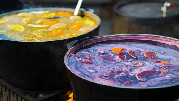 Şehir pazarında kurum kaplı kâselerde sıcak şarap ve elma şarabı.