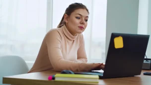 Successful office girl raising hands with joy — 비디오