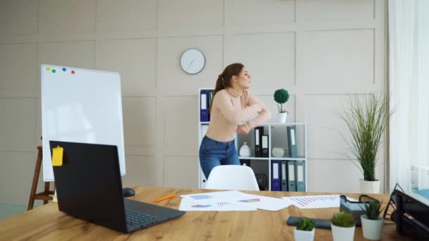 Joyful business woman having time out and dancing in office — 图库视频影像