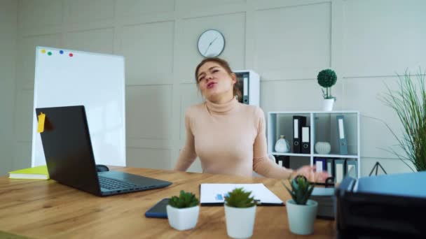 Joyful office manager luisteren naar muziek en dansen op het werk — Stockvideo