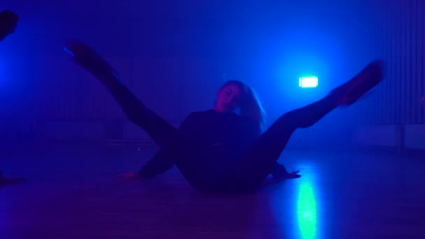 Κομψές χορεύτριες που δείχνουν καυτές κινήσεις σε σκοτεινό ομιχλώδες στούντιο — Αρχείο Βίντεο