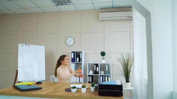 Büroangestellte spielt in der Arbeitspause mit Ball — Stockvideo