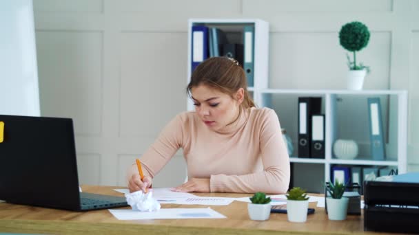 Mujer de negocios infeliz arrugando papeles y tirando — Vídeos de Stock