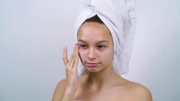 Time lapse adolescente con acné en la cara aplicando crema hidratante después del baño — Vídeo de stock