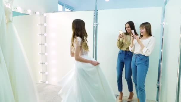 Sposa provare abito da sposa e damigelle d'onore registrazione video con smartphone — Video Stock