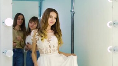Gelinin kuaförde aynanın önünde gelinlik denemesi yansıması.