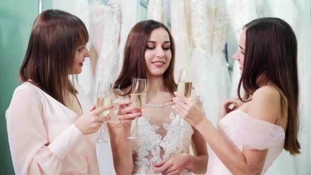 Happy bride and bridesmaids toasting wine in wedding salon — Stock Video
