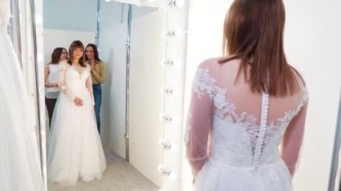 Gelinin gelinlik içindeki aynadaki yansıması. Yanında da sevimli arkadaşları var.